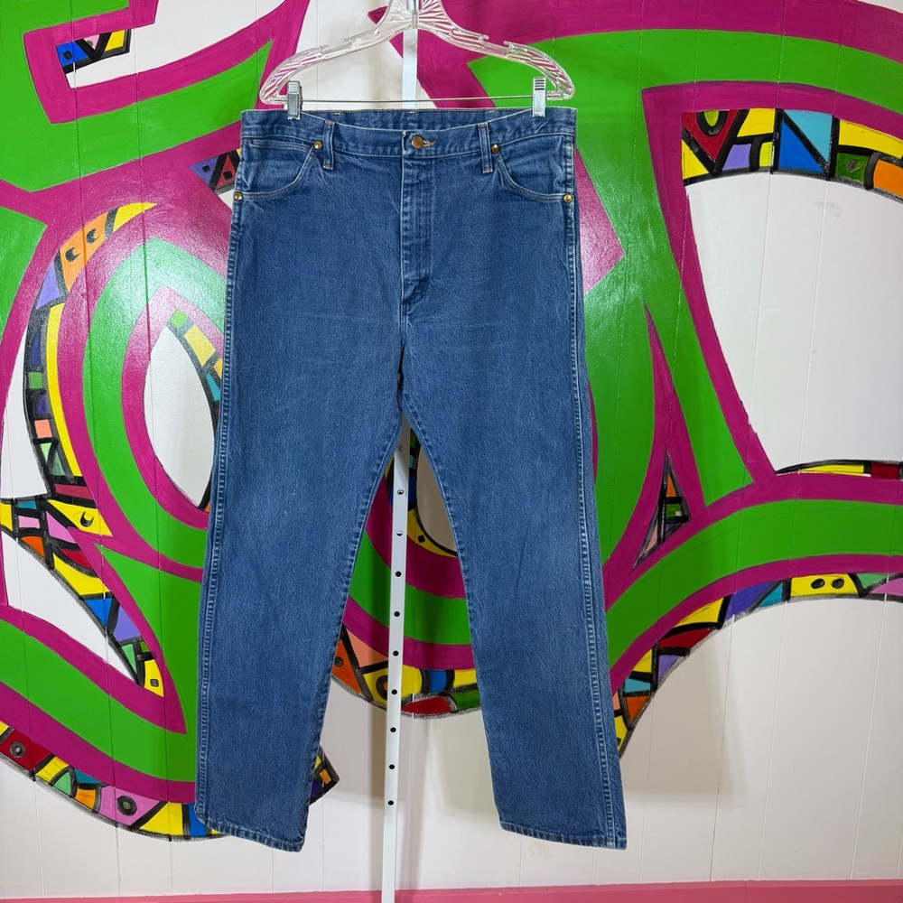 Wrangler Classic Straight Blue Jeans. Size 38x32. In excellent condition!